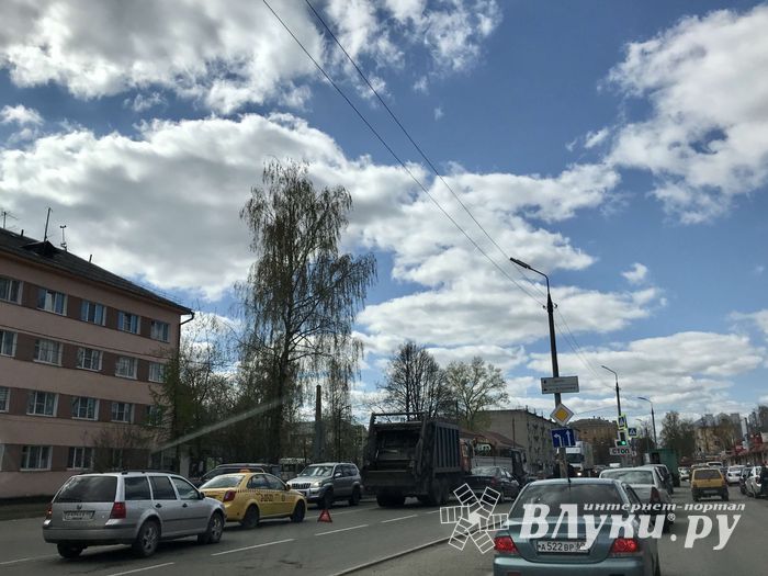 В Великих Луках мусоровоз «притёрся» к охране (ФОТО)