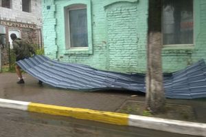 Ураган в Псковской области валил деревья и срывал крыши (ФОТО)