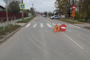 В Великих Луках неизвестный водитель, попав в ДТП, бросил автомобиль и скрылся (ФОТО)