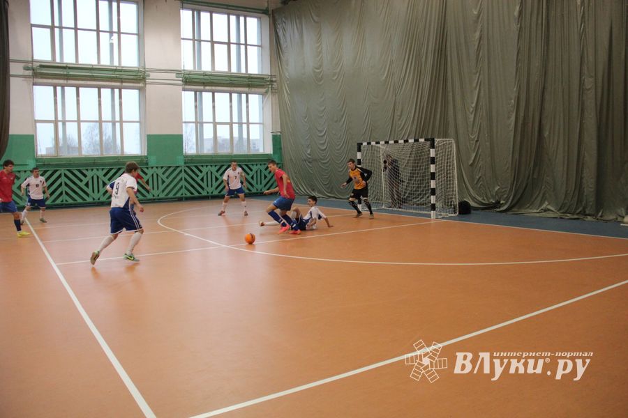 В Великих Луках продолжается Первенство города по мини-футболу (фото)