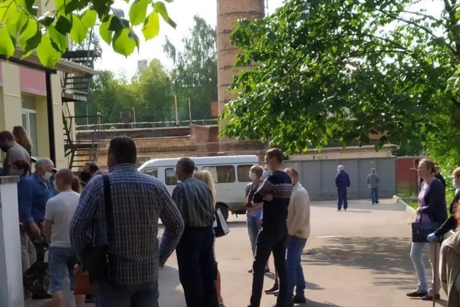 У городской поликлиники – огромная очередь (ФОТО)