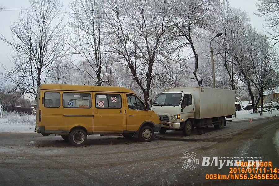 В Великих Луках столкнулись Газель и фургон (фото)