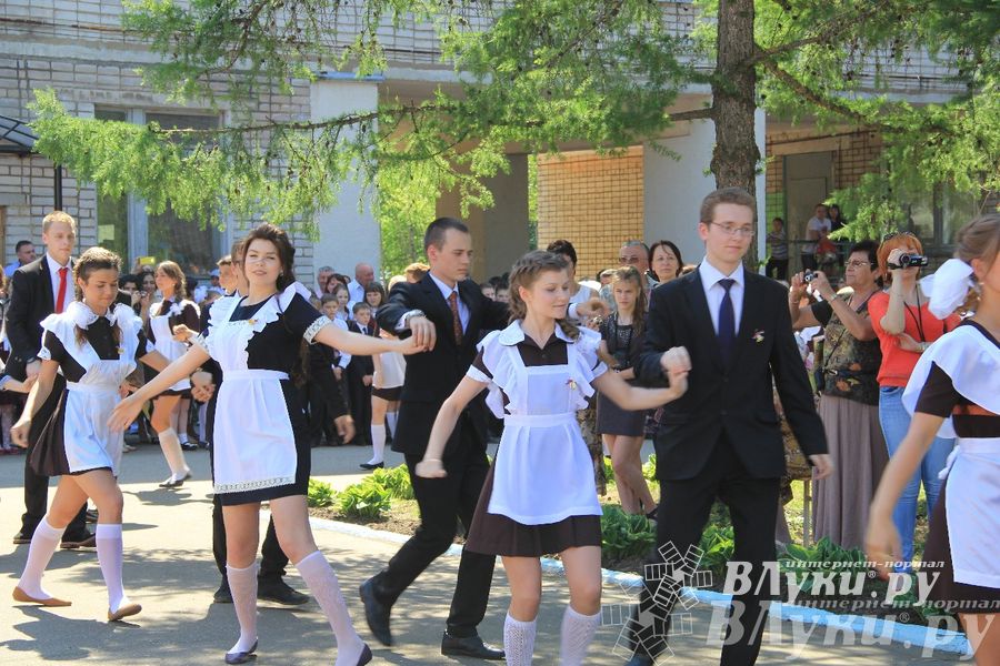 В Великих Луках прозвенели «Последние звонки»