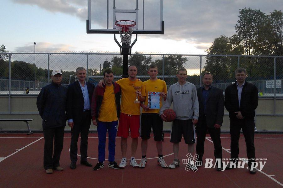 В Великих Луках состоялся турнир по стритболу (фото)