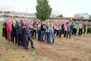 Ребята из пришкольных лагерей соревновались в «Весёлых стартах» (ФОТО)