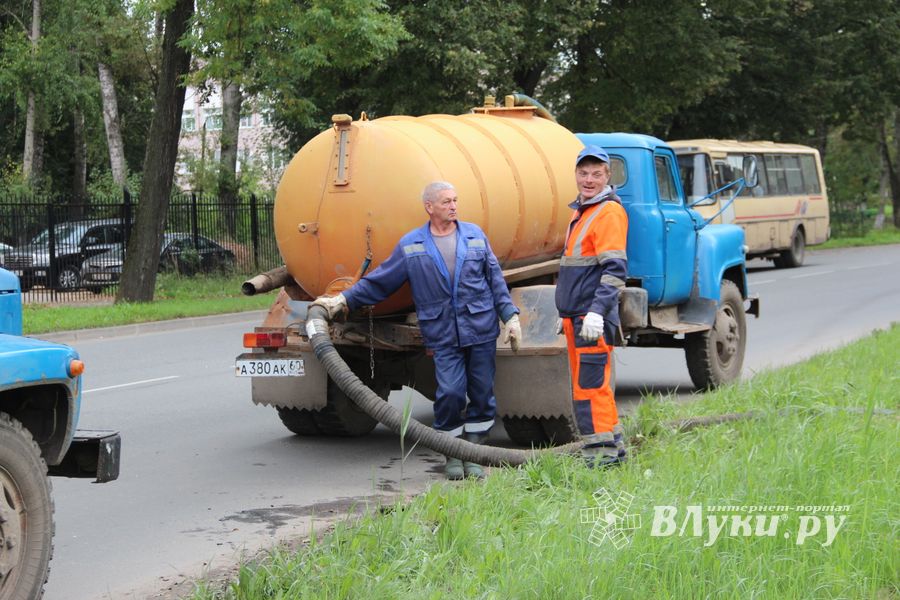 На проспекте Гагарина устраняют аварию в водоводе (ФОТО)