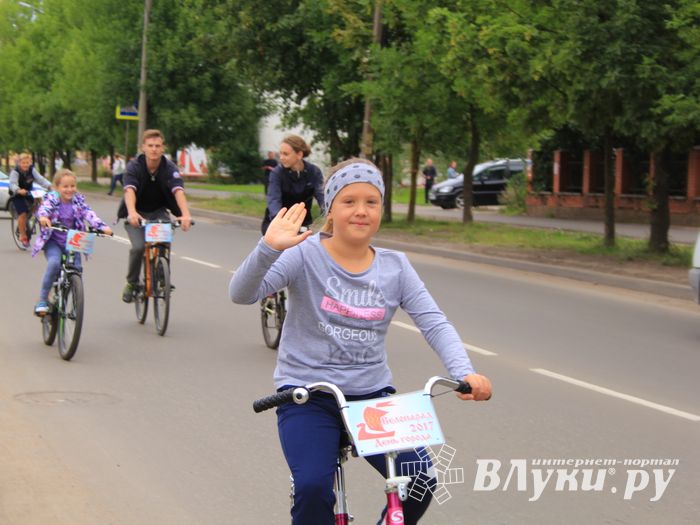 В Великих Луках прошёл Велопарад (ФОТО)