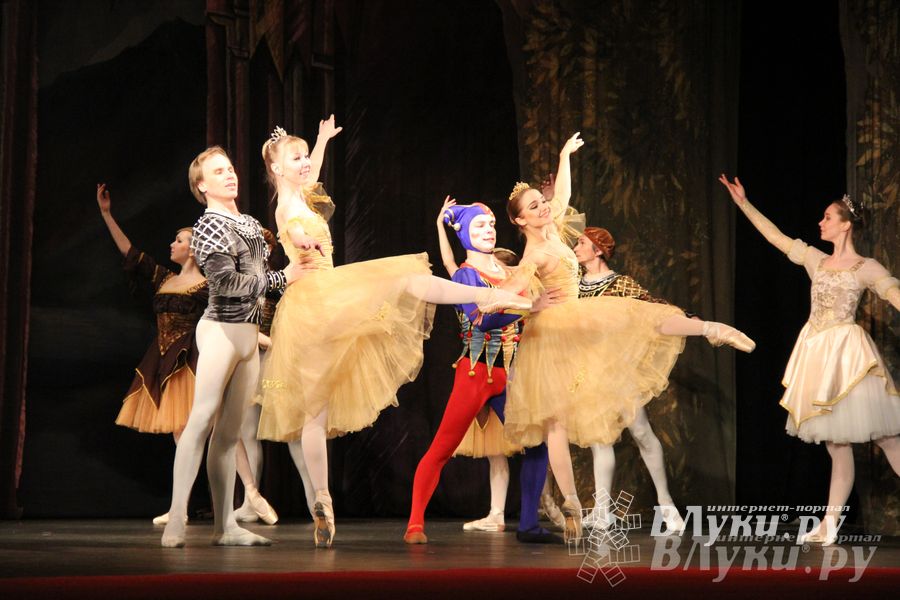 Московский театр «Корона Русского Балета» представил великолучанам балет «Лебединое озеро»