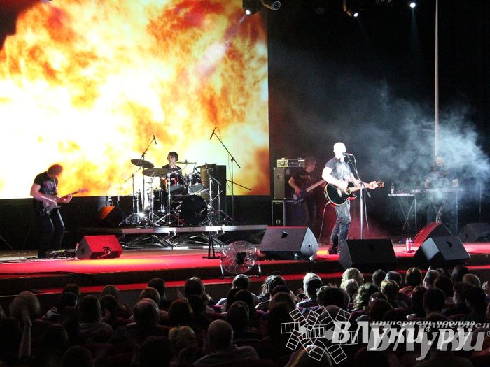 В Великих Луках состоялся концерт Дениса Майданова