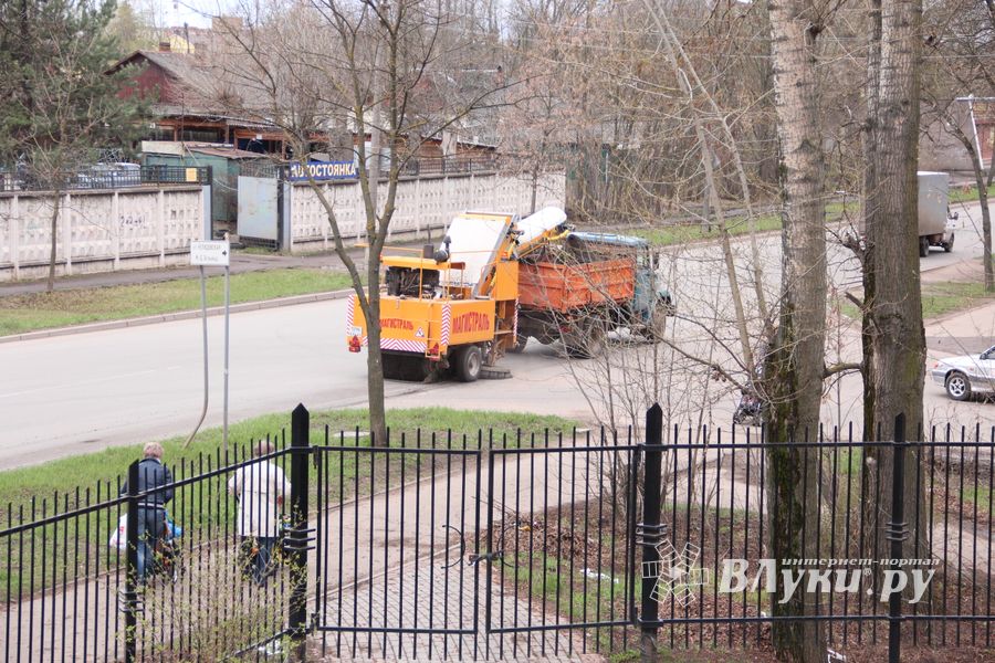 В Великих Луках на Гагарина замечена новая машина для уборки