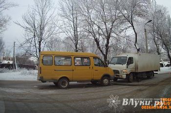 В Великих Луках столкнулись Газель и фургон (фото)