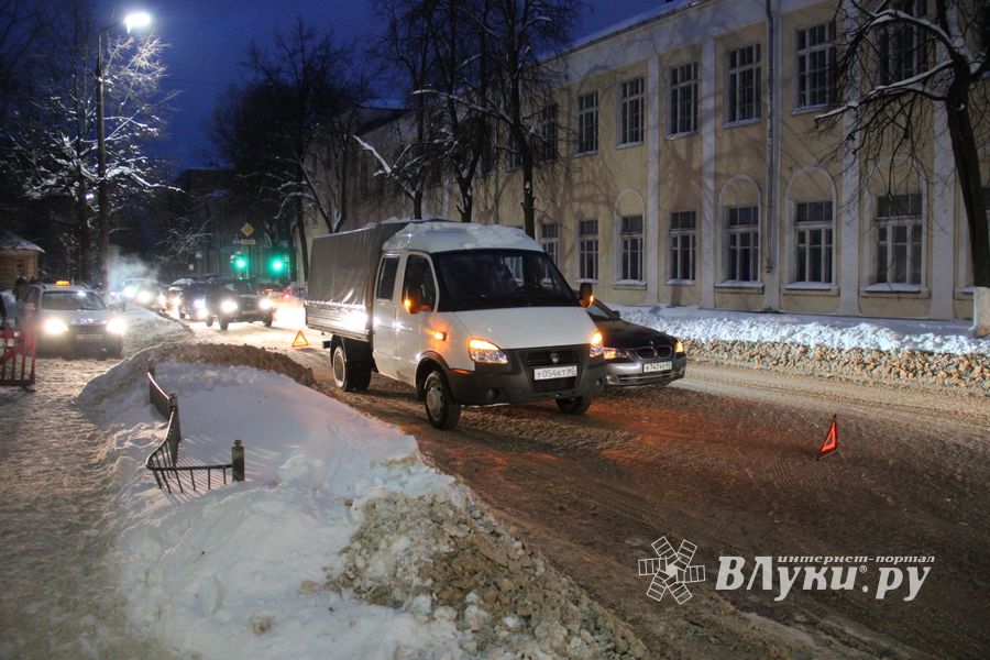 В Великих Луках сегодня «день жестянщика»