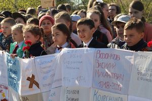 Ученики лицея №11 возложили цветы к могилам Братского кладбища (ФОТО)