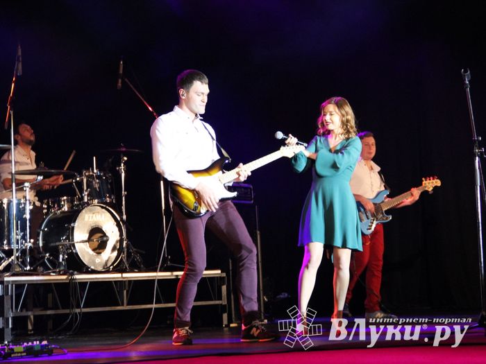 В Великих Луках состоялся концерт Юлии Савичевой (фото)
