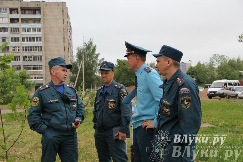 В Великих Луках прошли областные соревнования среди пожарных по спасению пострадавших