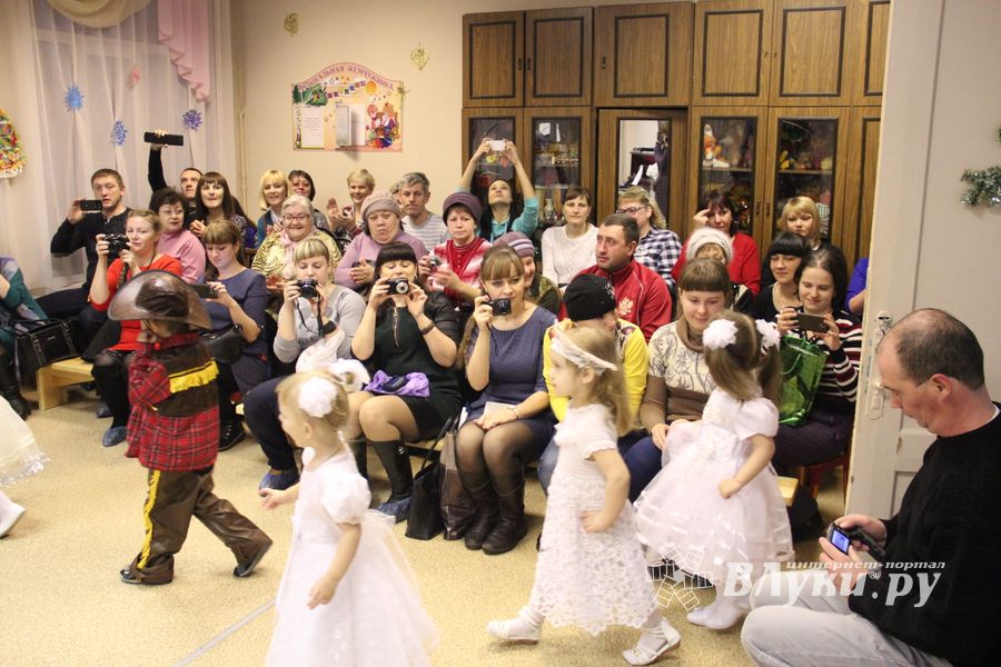 Новогодние утренники в Великих Луках продолжаются (ФОТО)