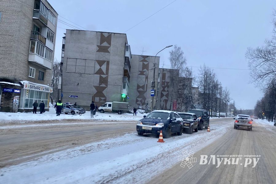 На проспекте Гагарина в Великих Луках столкнулись три автомобиля (ФОТО)
