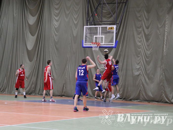 В Великих Луках проходит Открытый Чемпионат г. Великие Луки по баскетболу (фото)