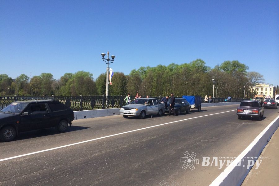 В Великих Луках на мосту произошло ДТП