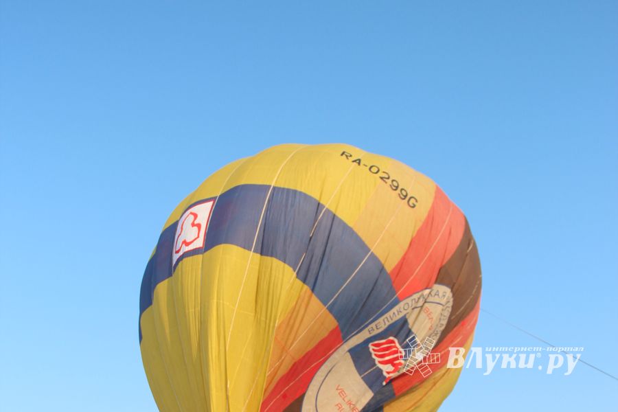 Над Великими Луками взлетели «Яблоки на снегу» (фото)