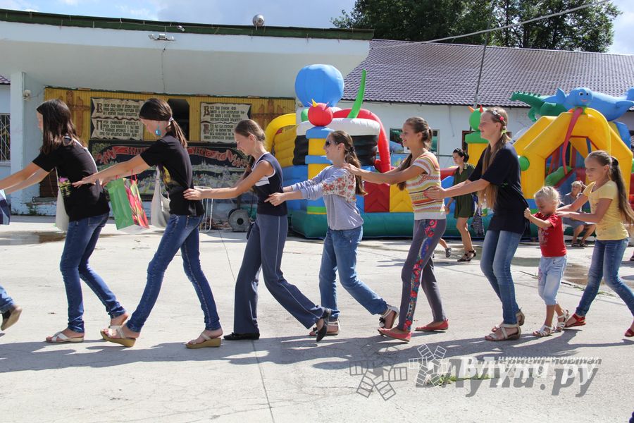 ​В Великих Луках сказочный «Праздник мороженого» подарил радость детям