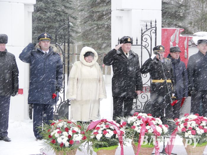 Великолучане возложили цветы на братском мемориальном захоронении (ФОТО)