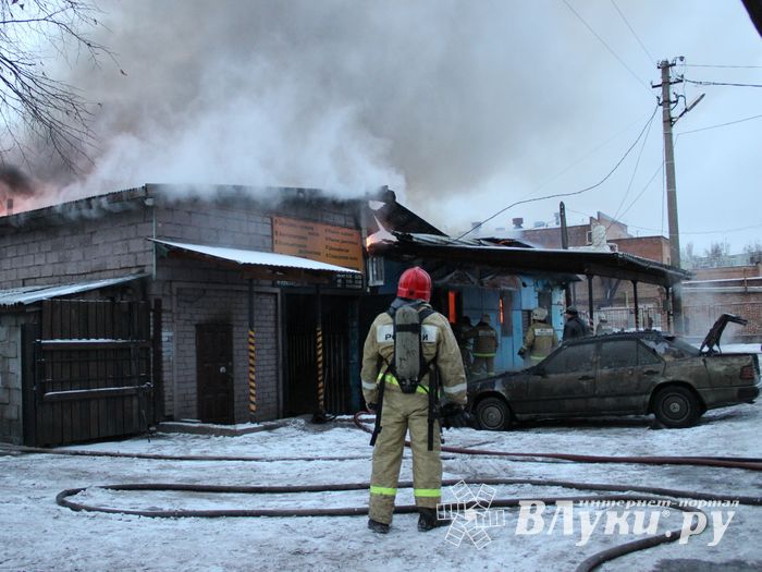 В Великих Луках горел автосервис (фото)