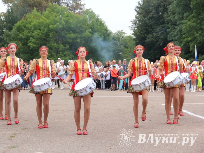 В Великих Луках проходит Международный фестиваль-конкурс среди мажореток и барабанщиц (ФОТО)