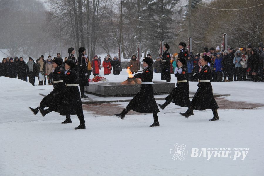 В Аллее Героев в Великих Луках прошёл Торжественный митинг  (ФОТО)