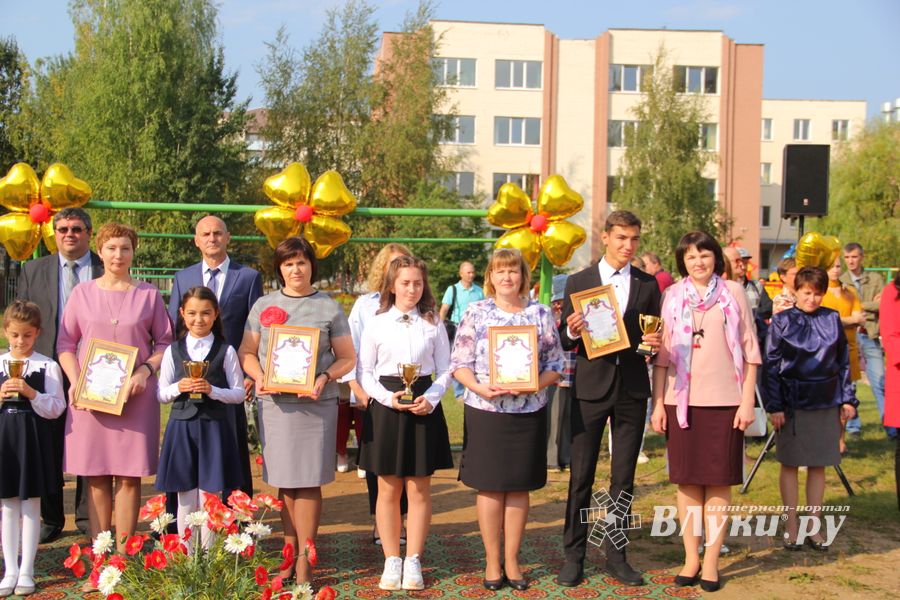 1 сентября в школах Великих Лук прошли Торжественные линейки (ФОТО)