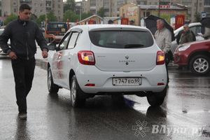 В Великих Луках прошла «Весенняя автоярмарка Великие Луки — 2015» (фото)