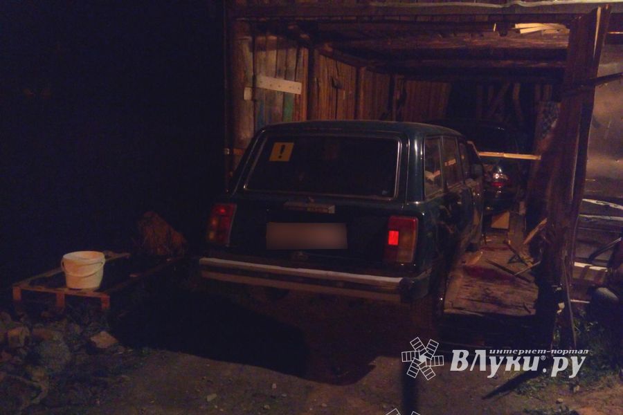 В Великих Луках, скрываясь от ДПС, водитель на «четверка» влетел в гараж (ФОТО)