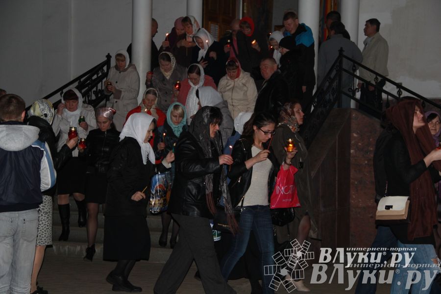 Крестным ходом встредили великолучане светлый праздник Пасхи