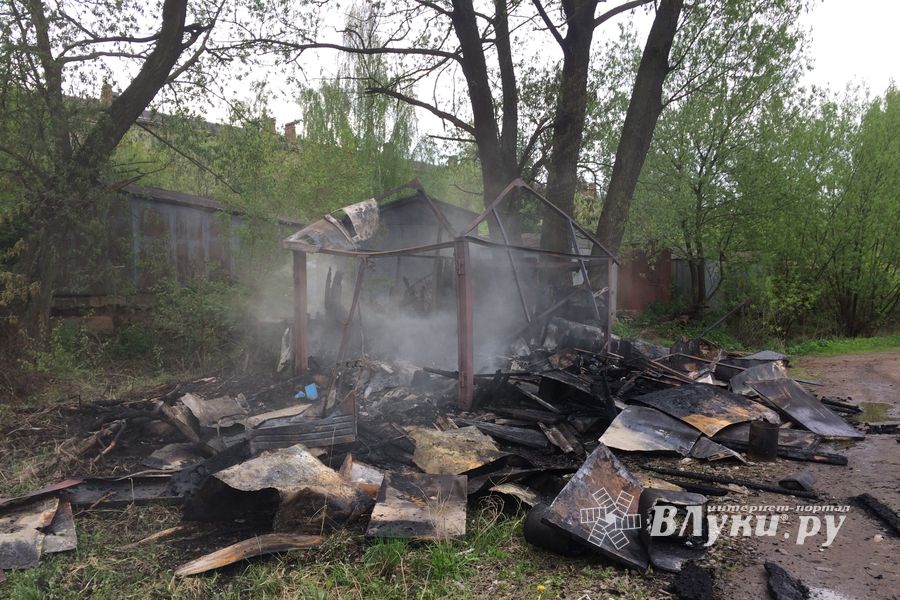 В Великих Луках горел гараж (ФОТО)