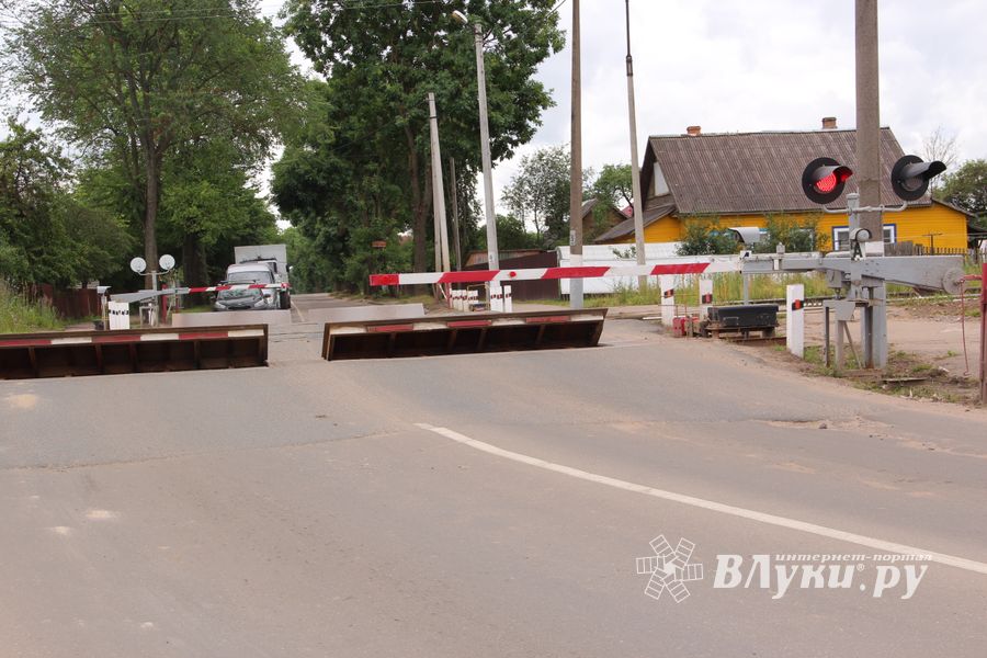 Пока не закрыли навсегда, переезды в Великих Луках стоит отремонтировать (ФОТО)