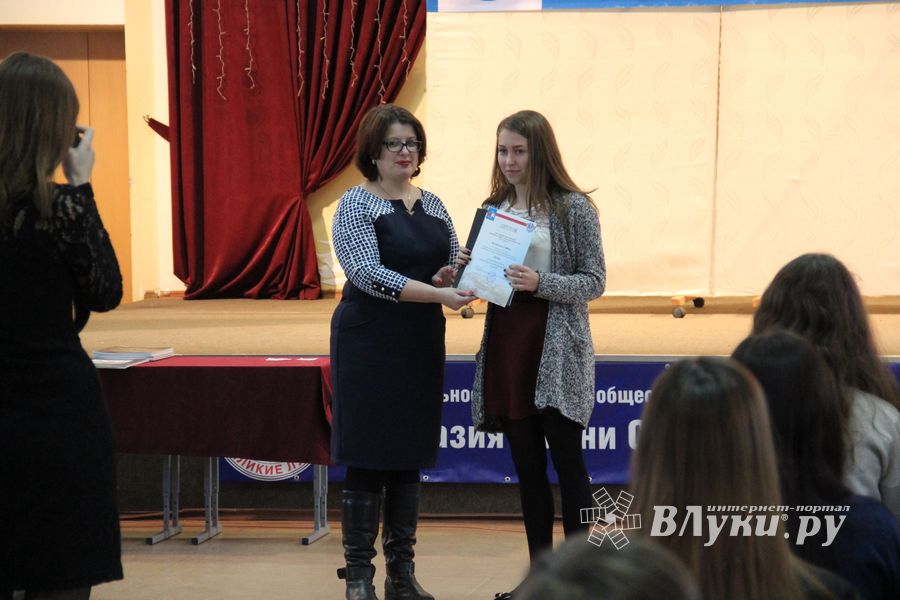 В Великих Луках наградили самых умных школьников 