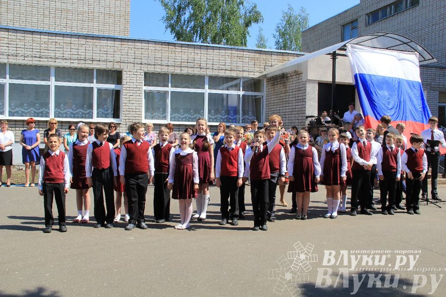 В Великих Луках прозвенели «Последние звонки»