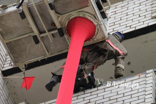 В Великих Луках прошли областные соревнования среди пожарных по спасению пострадавших