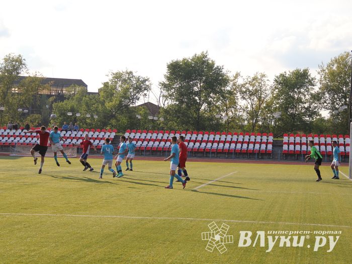 В минувшие выходные великолучане сыграли в футбол (фото)