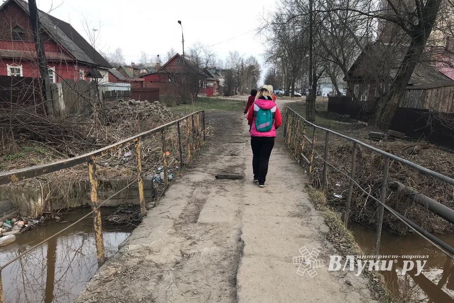 «Дырявый» мост на Винатовского-Тимирязева — ремонта ждать (ФОТО)