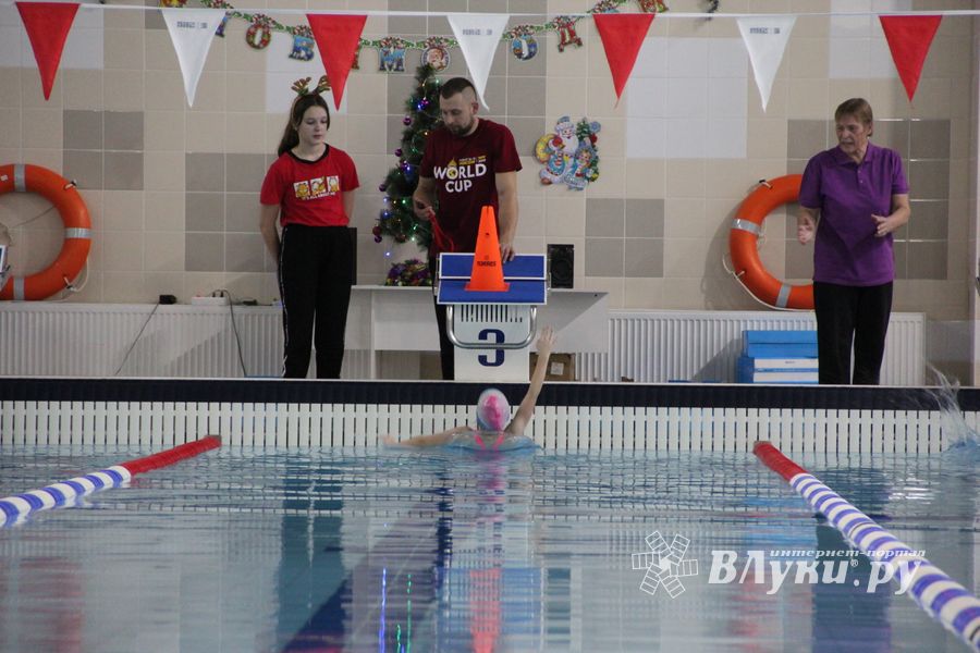 Соревнования по плаванию на призы Деда Мороза прошли в Великих Луках (ФОТО)