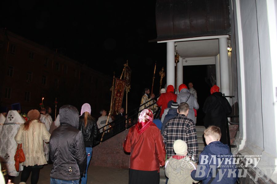 Крестным ходом встредили великолучане светлый праздник Пасхи