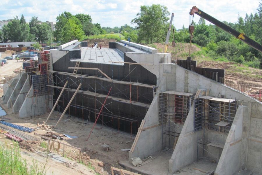 В Великих Луках на путепроводе завершена надвижка левого пролета (ФОТО)