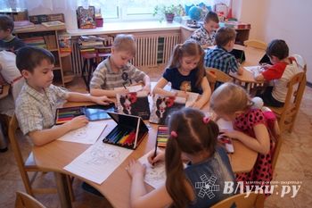 Детсадовцы осваивают правила безопасного поведения на дороге (фото)