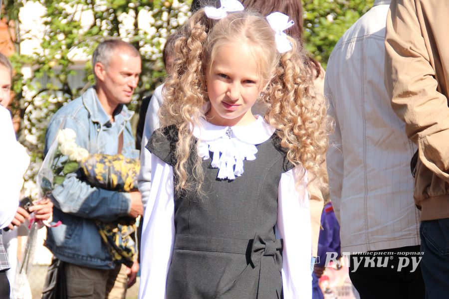 Самую многочисленную школу Великих Лук пополнили 116 первоклассников (ФОТО)