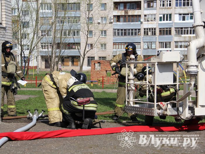 В Великих Луках прошли соревнования пожарных расчетов