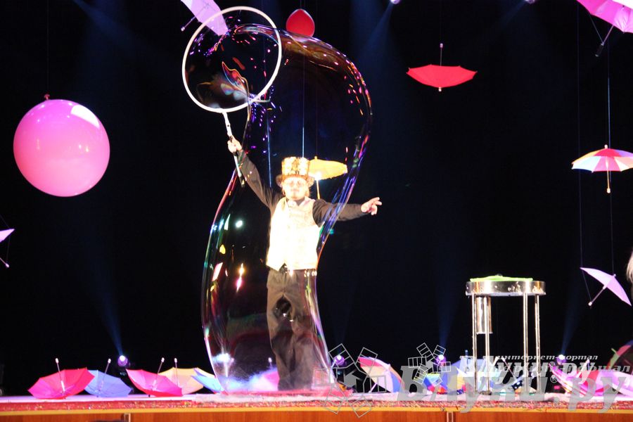 Шоу магических зонтиков и мыльных пузырей увидели юные великолучане