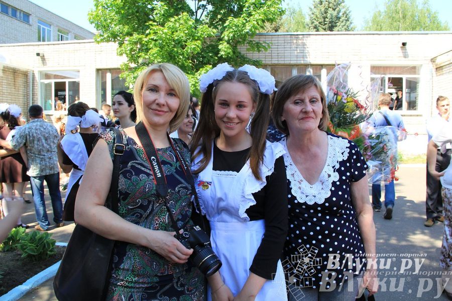 В Великих Луках прозвенели «Последние звонки»