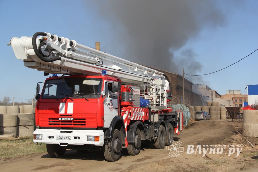 В Великих Луках горит склад(ФОТО)