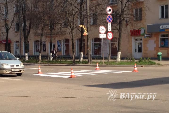 В Великих Луках обновляют дорожную разметку (ФОТО)